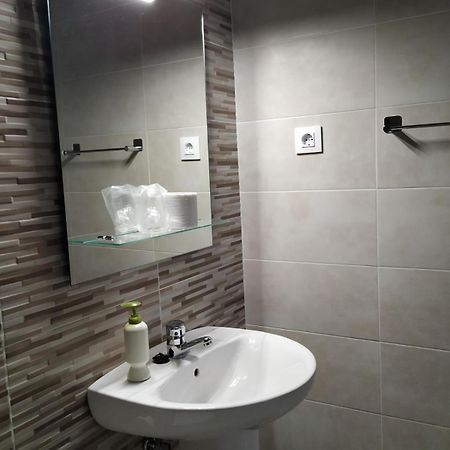 Hostal Cuatro Torres Madrid Exterior photo